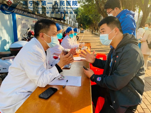 市一青秀分院向市民免费发放“抗疫温馨礼包”助力疫情防控！