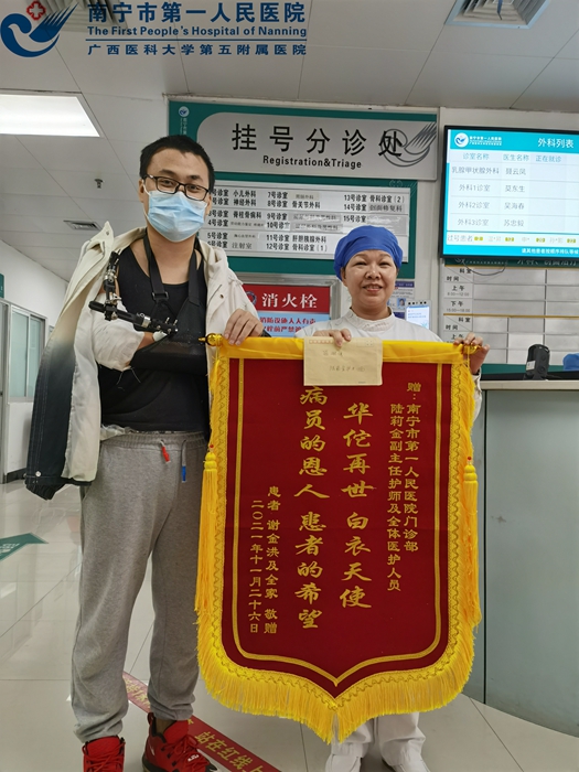 门诊护士敬业助人 细节处处显温情